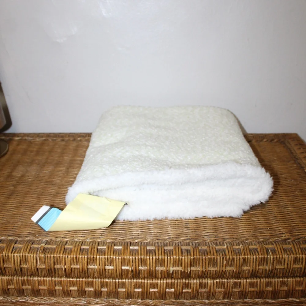 Williams Sonoma Bouclé-Style Cotton Blanket. Soft Ivory & Lime Green. 30